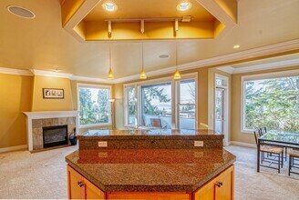 11301 NE 68th St in Kirkland, WA - Foto de edificio - Building Photo