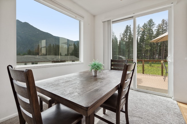 228 Jensen Rd in Columbia Falls, MT - Foto de edificio - Building Photo