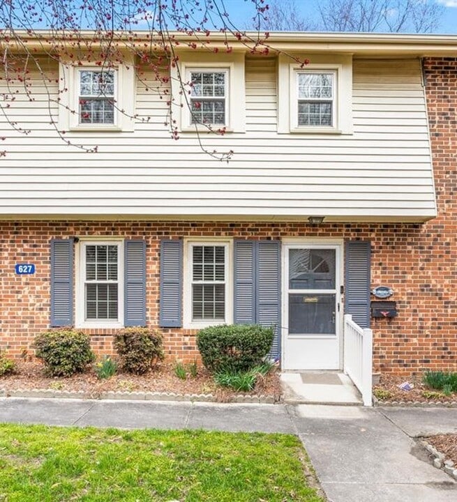 627 W Front St in Burlington, NC - Foto de edificio