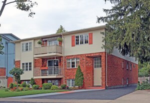 Hanlan Place in St Catharines, ON - Building Photo