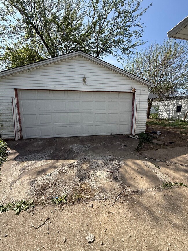 1455 E Whitmer St in Decatur, IL - Foto de edificio - Building Photo