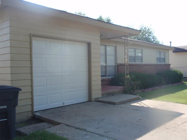 432 NE Elmhurst Ave in Bartlesville, OK - Building Photo - Building Photo