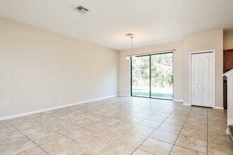 1466 Pacific Rd in Poinciana, FL - Foto de edificio - Building Photo