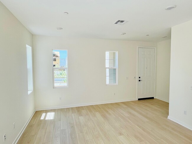 27057 Trail View Ln. in Valencia, CA - Foto de edificio - Building Photo