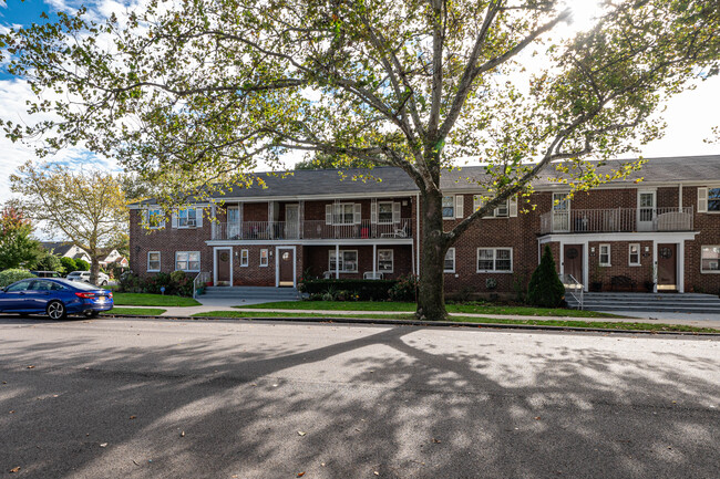 Laurelton Gardens in Rosedale, NY - Building Photo - Building Photo