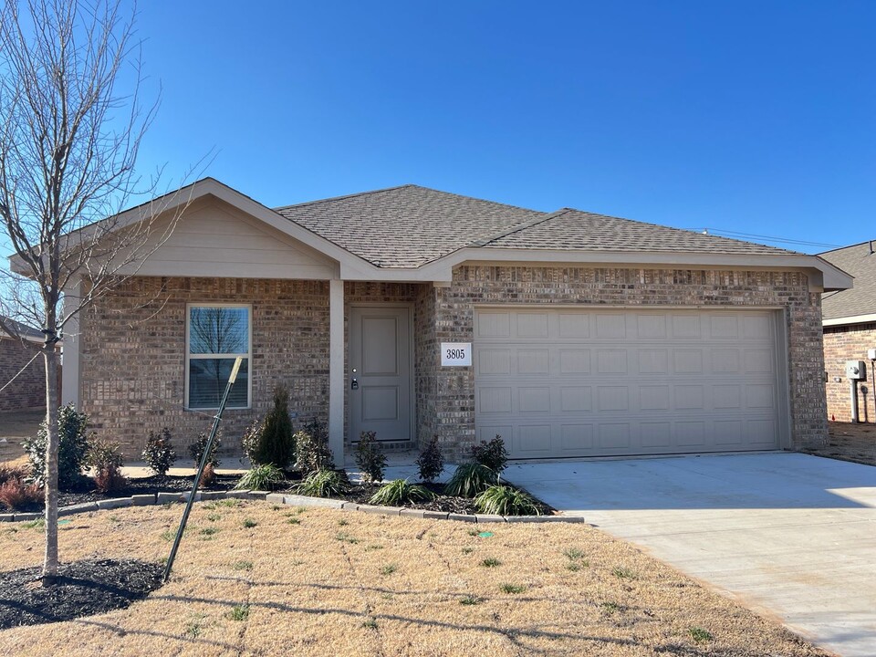 3805 Palmetto Blf Dr in Mustang, OK - Building Photo