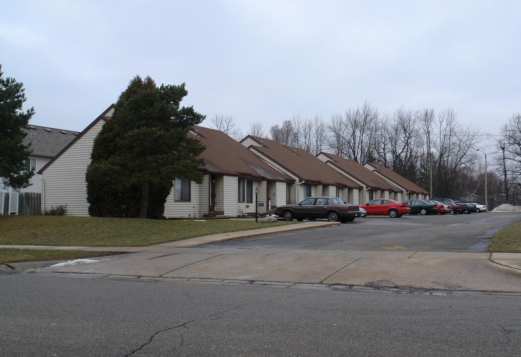 2225 Provincial House Dr in Lansing, MI - Foto de edificio