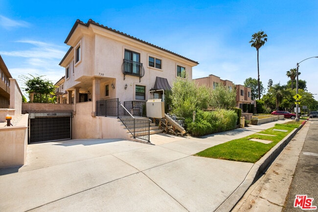 730 S Marengo Ave in Pasadena, CA - Building Photo - Building Photo