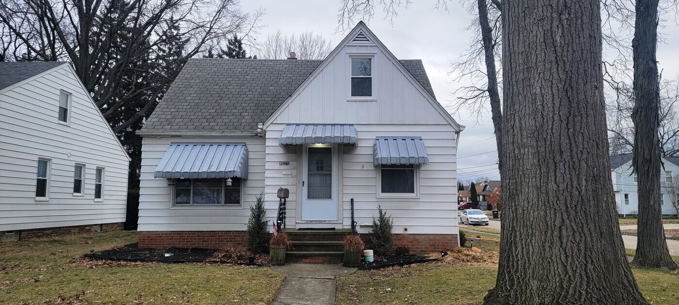 6075 W 54th St in Cleveland, OH - Building Photo