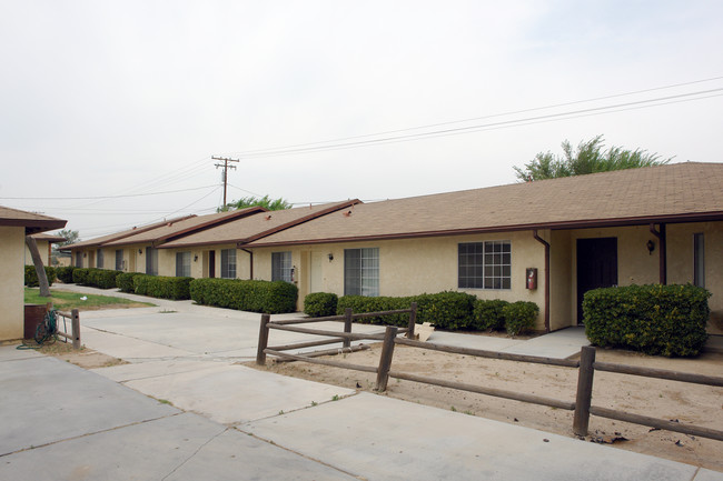 15050 Sequoia Ave in Hesperia, CA - Foto de edificio - Building Photo