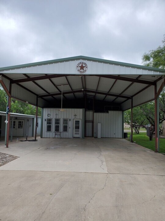 25 Cenizo Cir in Brackettville, TX - Building Photo