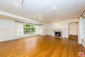 1290 Sunset Plaza Dr in Los Angeles, CA - Building Photo - Building Photo