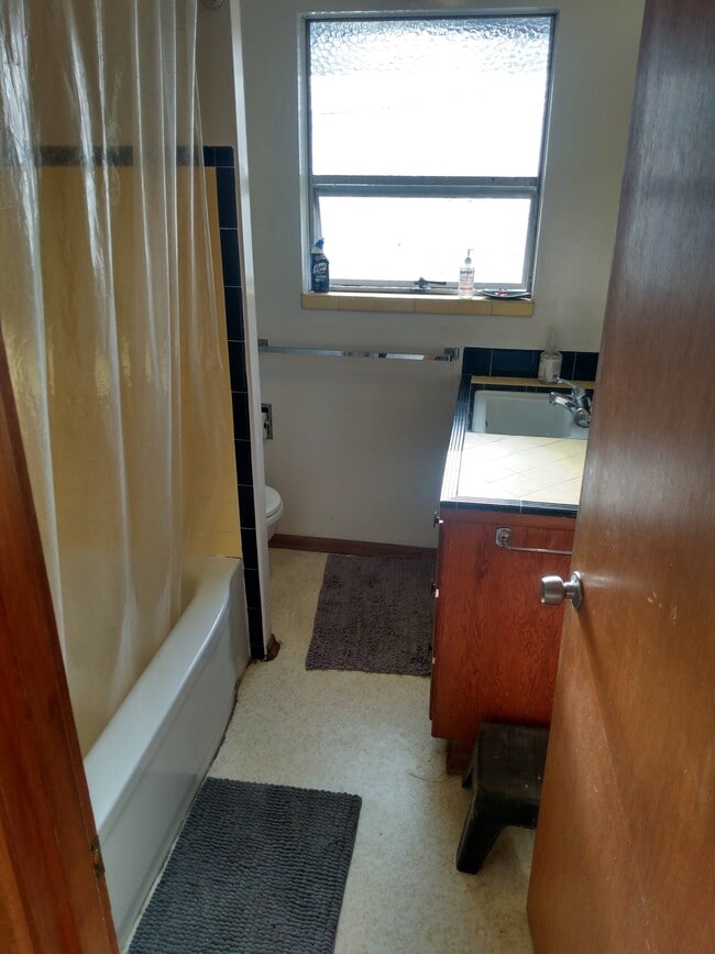 915 NW 56th St, Unit Triplex in Seattle, WA - Building Photo - Building Photo