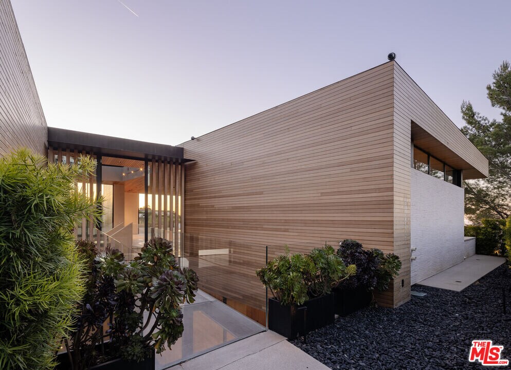 1520 Carla Ridge in Beverly Hills, CA - Building Photo