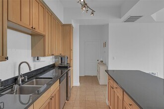 3225 Turtle Creek Blvd, Unit 1042 in Dallas, TX - Building Photo - Building Photo