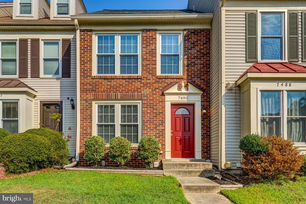7490 Laurel Oak Ct in Springfield, VA - Building Photo
