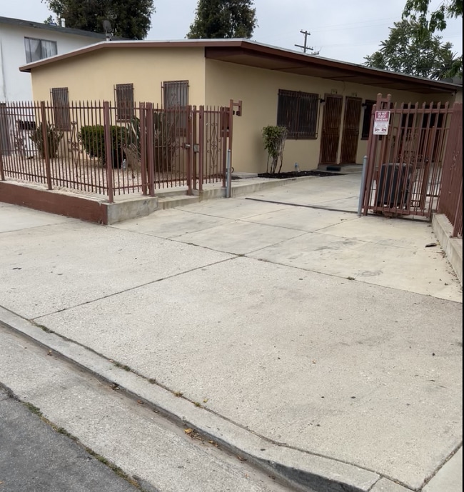 1116 W 102nd St, Unit 1116 in Los Angeles, CA - Building Photo - Building Photo