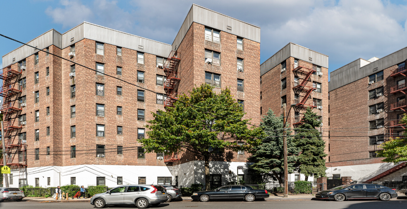 8920 55th Ave, Unit 3 in Elmhurst, NY - Foto de edificio