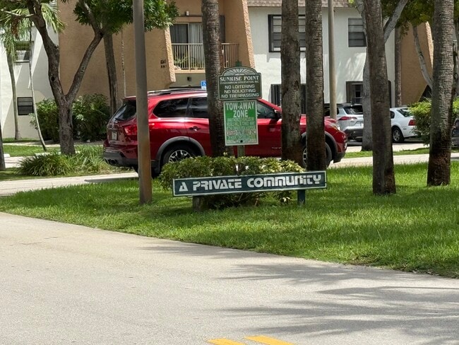 8261 SW 128th St, Unit Sunrise Point in Pinecrest, FL - Foto de edificio - Building Photo