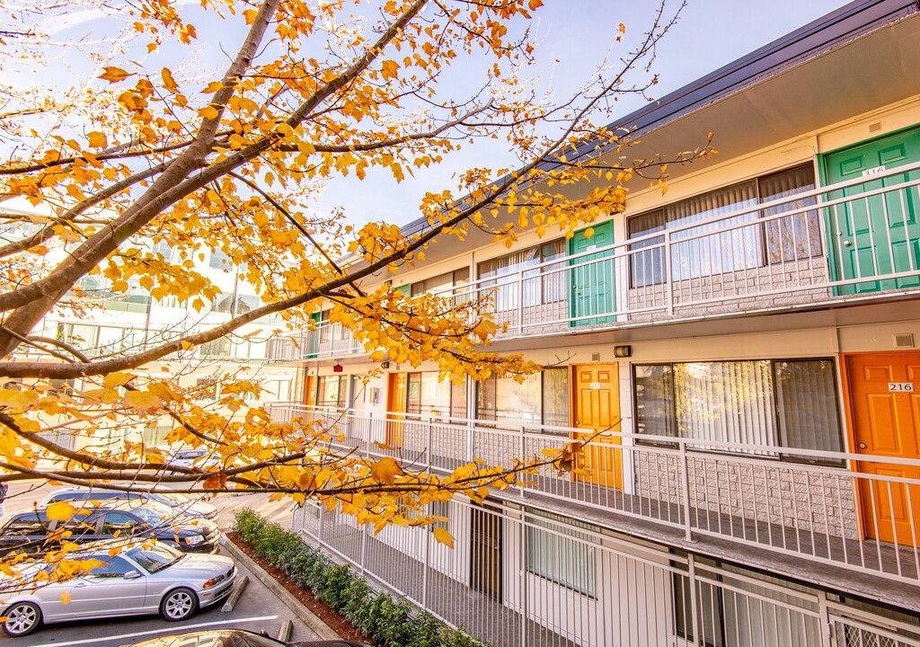 Monticello Apartments in Seattle, WA - Building Photo