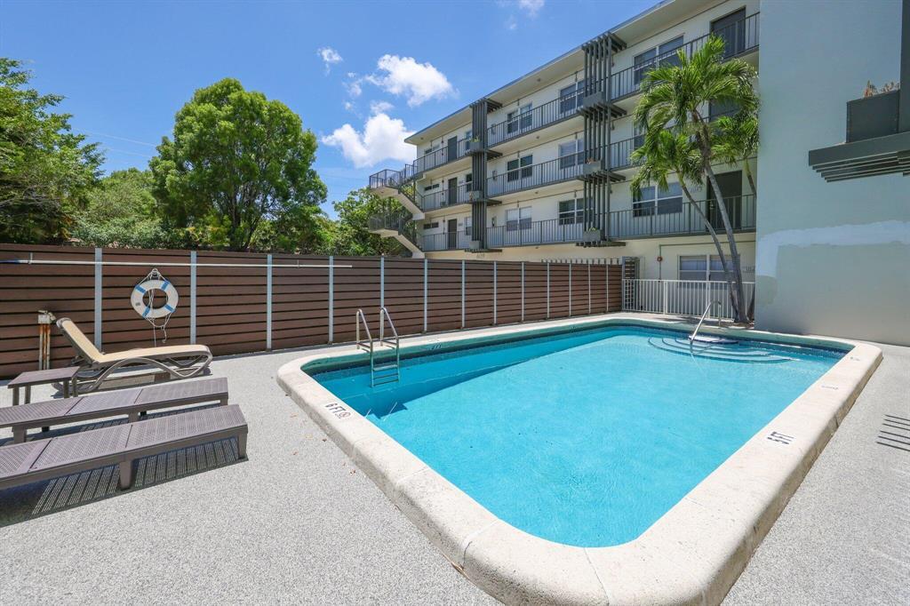 609 NE 13th Ave, Unit 102 in Fort Lauderdale, FL - Foto de edificio