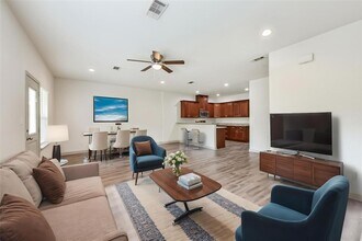 914 Shady Ln in Conroe, TX - Building Photo - Building Photo