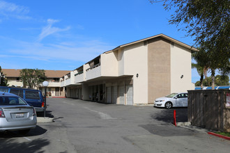 Sea Breeze Apartments in Carlsbad, CA - Foto de edificio - Building Photo