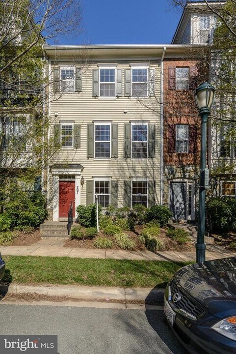 207 Garden View Way in Rockville, MD - Building Photo