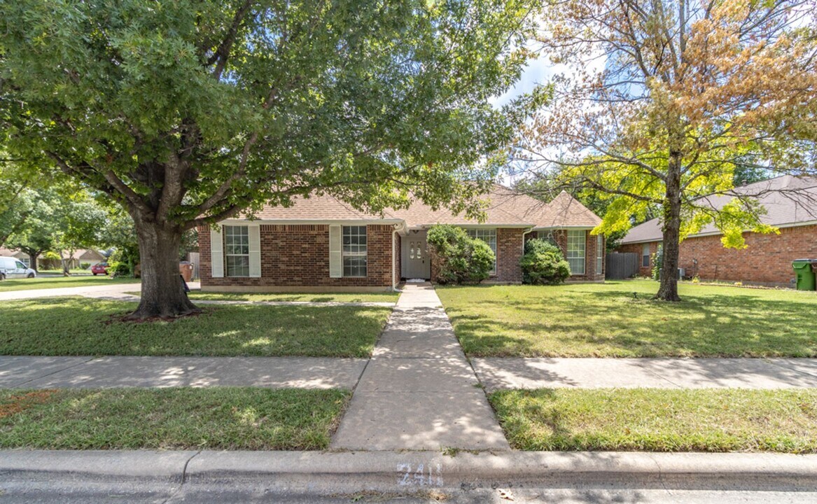 2411 Raintree Path in Round Rock, TX - Foto de edificio