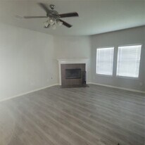 306 Edgewater Park Dr in Bacliff, TX - Building Photo