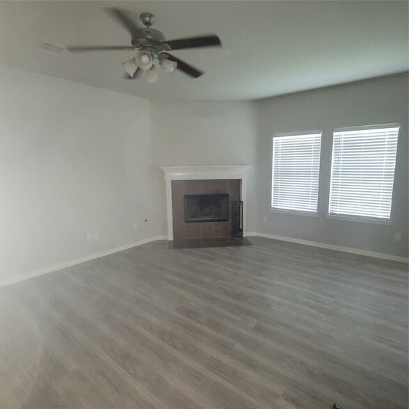 306 Edgewater Park Dr in Bacliff, TX - Building Photo