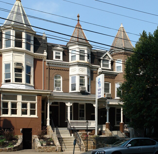 827-829 W Linden St