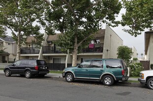 323 S Philadelphia St in Anaheim, CA - Building Photo