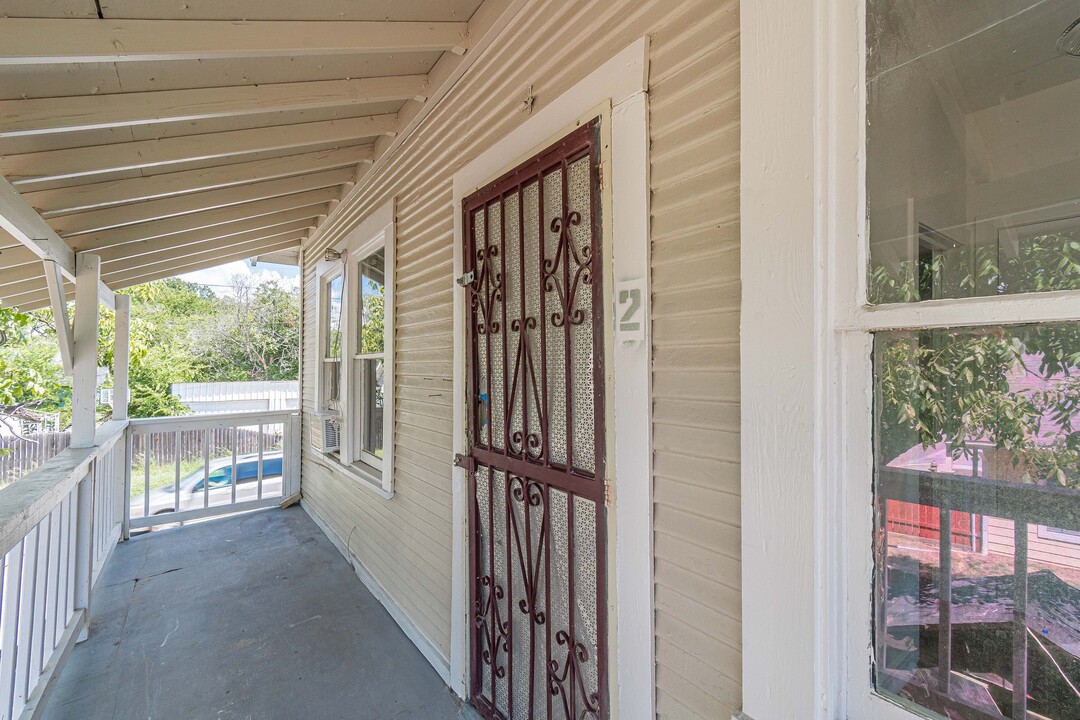 2407 S New Braunfels Ave in San Antonio, TX - Building Photo