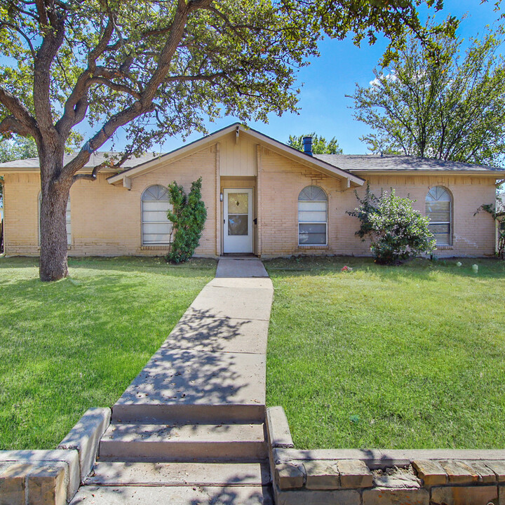 2004 Haymeadow in Carrollton, TX - Foto de edificio