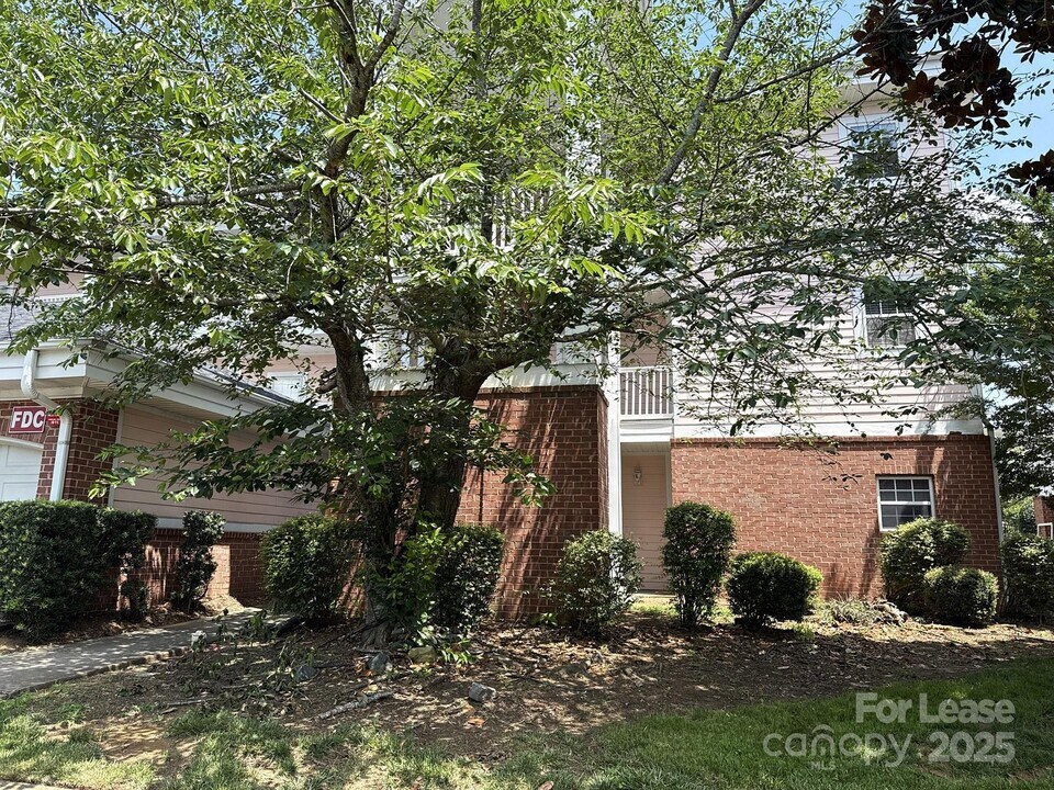 9068 Meadow Vista Rd in Charlotte, NC - Building Photo