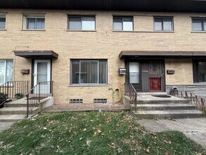 10021 Frontage Rd in Skokie, IL - Building Photo - Building Photo