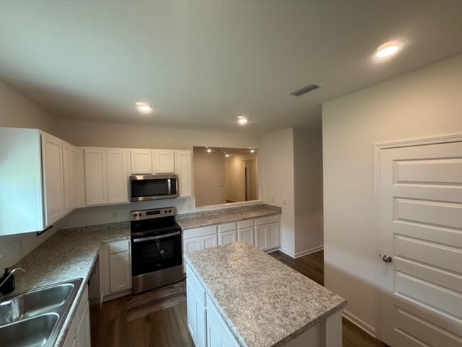 80 Silverthorn St in Freeport, FL - Building Photo - Building Photo