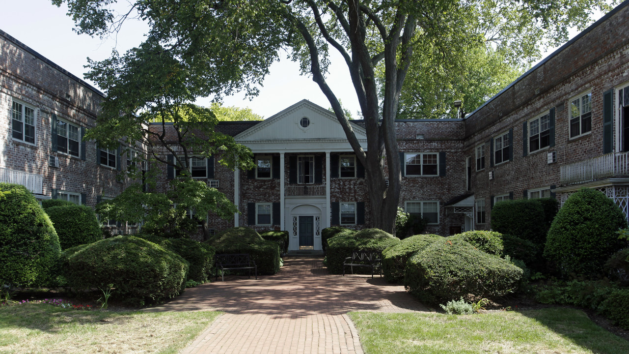 43 N Forest Ave in Rockville Centre, NY - Building Photo