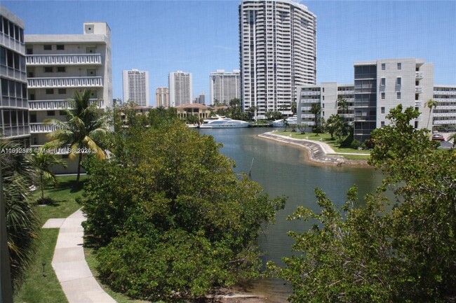 2930 Point E Dr in Aventura, FL - Building Photo - Building Photo