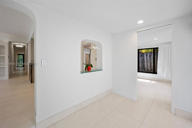 1201 NE 178th St in North Miami Beach, FL - Building Photo - Building Photo