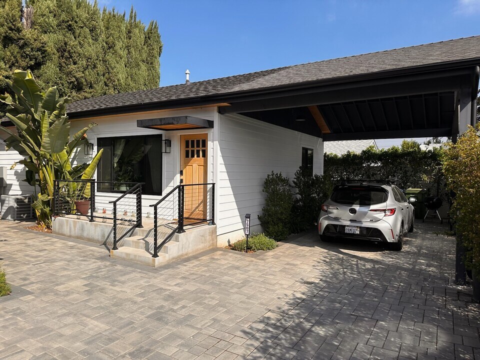 7507 Hesperia Ave in Reseda, CA - Foto de edificio
