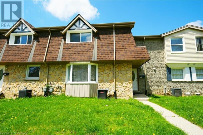 136 Jansen Ave in Kitchener, ON - Building Photo - Building Photo