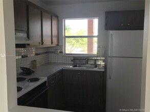 8460 Sunrise Lakes Blvd-Unit -207 in Sunrise, FL - Foto de edificio - Building Photo