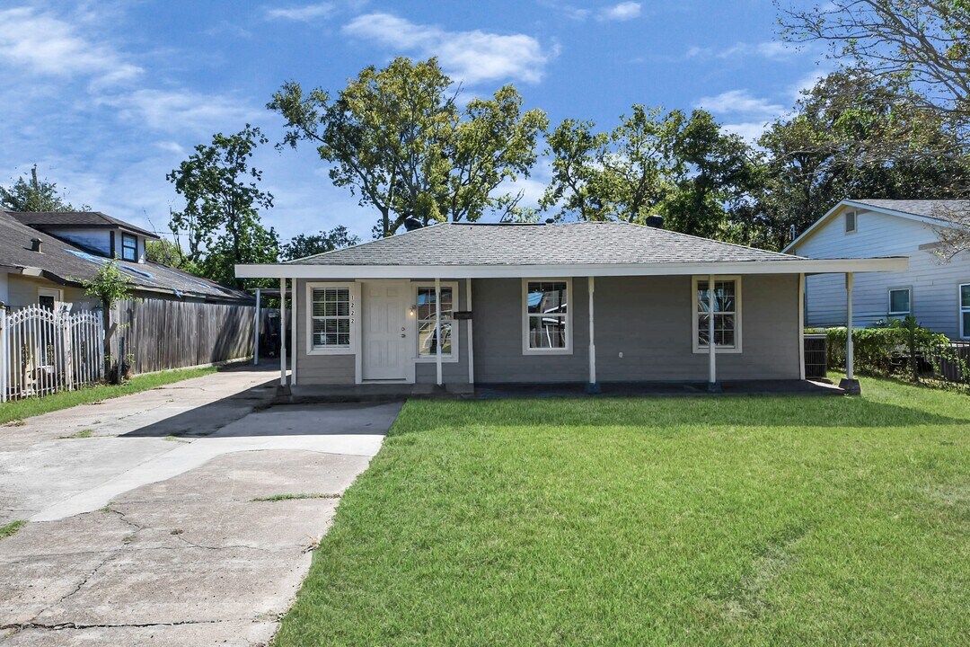 1222 Bernard St in Pasadena, TX - Building Photo
