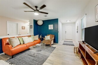 5301 Apple Orchard Ln in Austin, TX - Foto de edificio - Building Photo