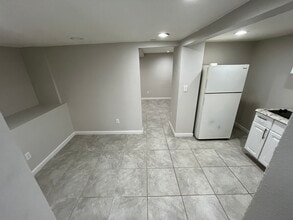 4042 Delta St, Unit Downstairs in San Diego, CA - Foto de edificio - Building Photo