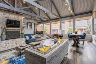 Avalon Villas (LeaseCo) in Irving, TX - Building Photo