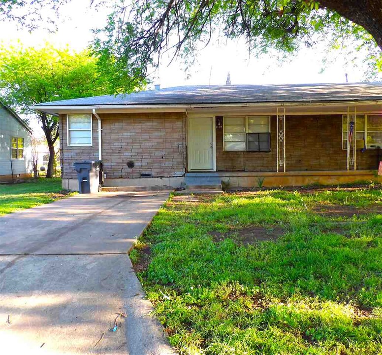 1809 NW Andrews Ave in Lawton, OK - Foto de edificio