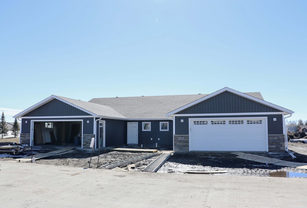 913 Village Ln in Detroit Lakes, MN - Building Photo